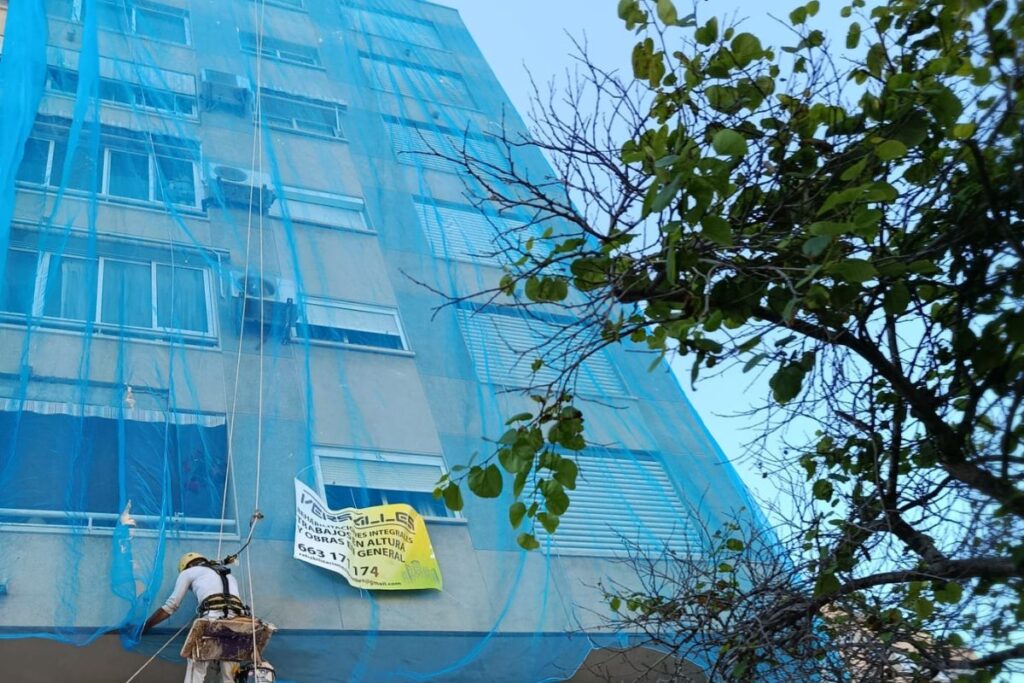 Rehabilitacion de fachadas en Alicante Versalles trabajos verticales