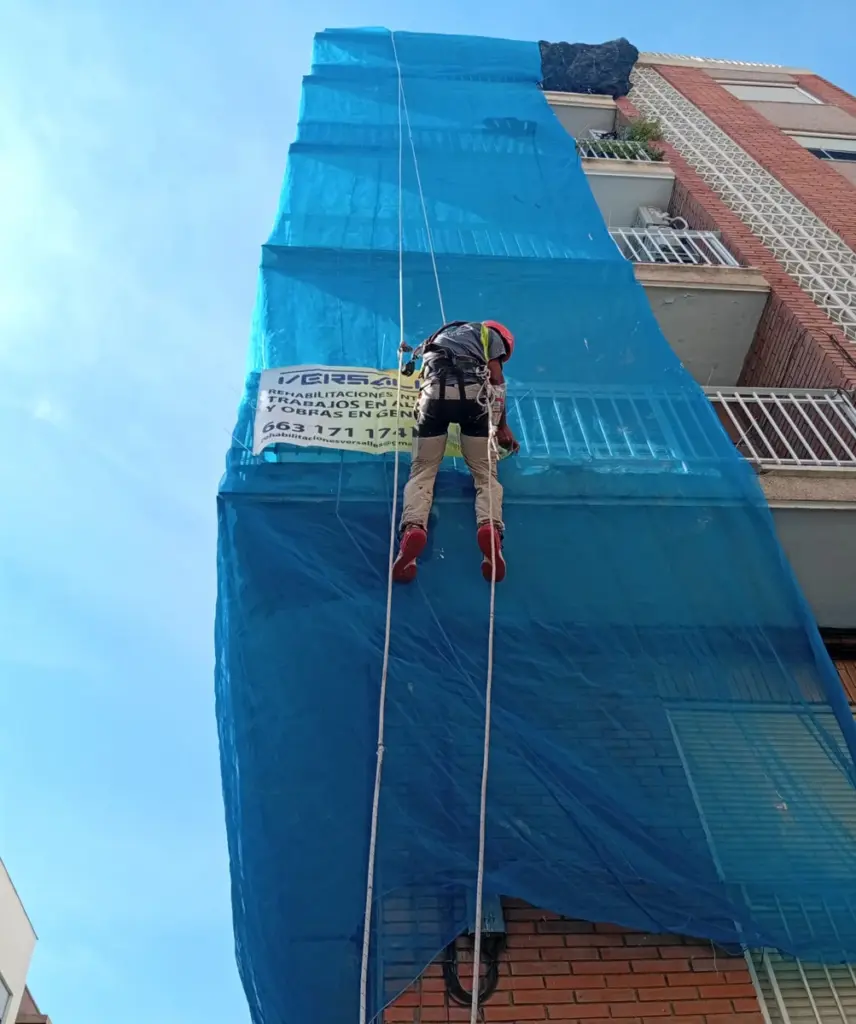 Técnico de Versalles trabajando en altura mediante acceso por cuerdas
